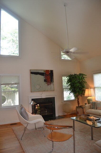 Building Photo - 311 Columbia Pl E