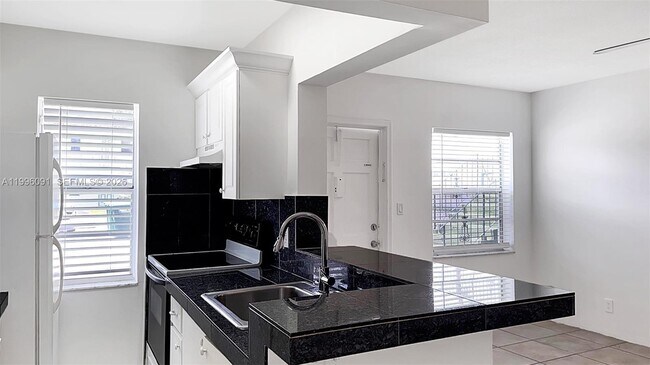 Building Photo - 2219 Polk St