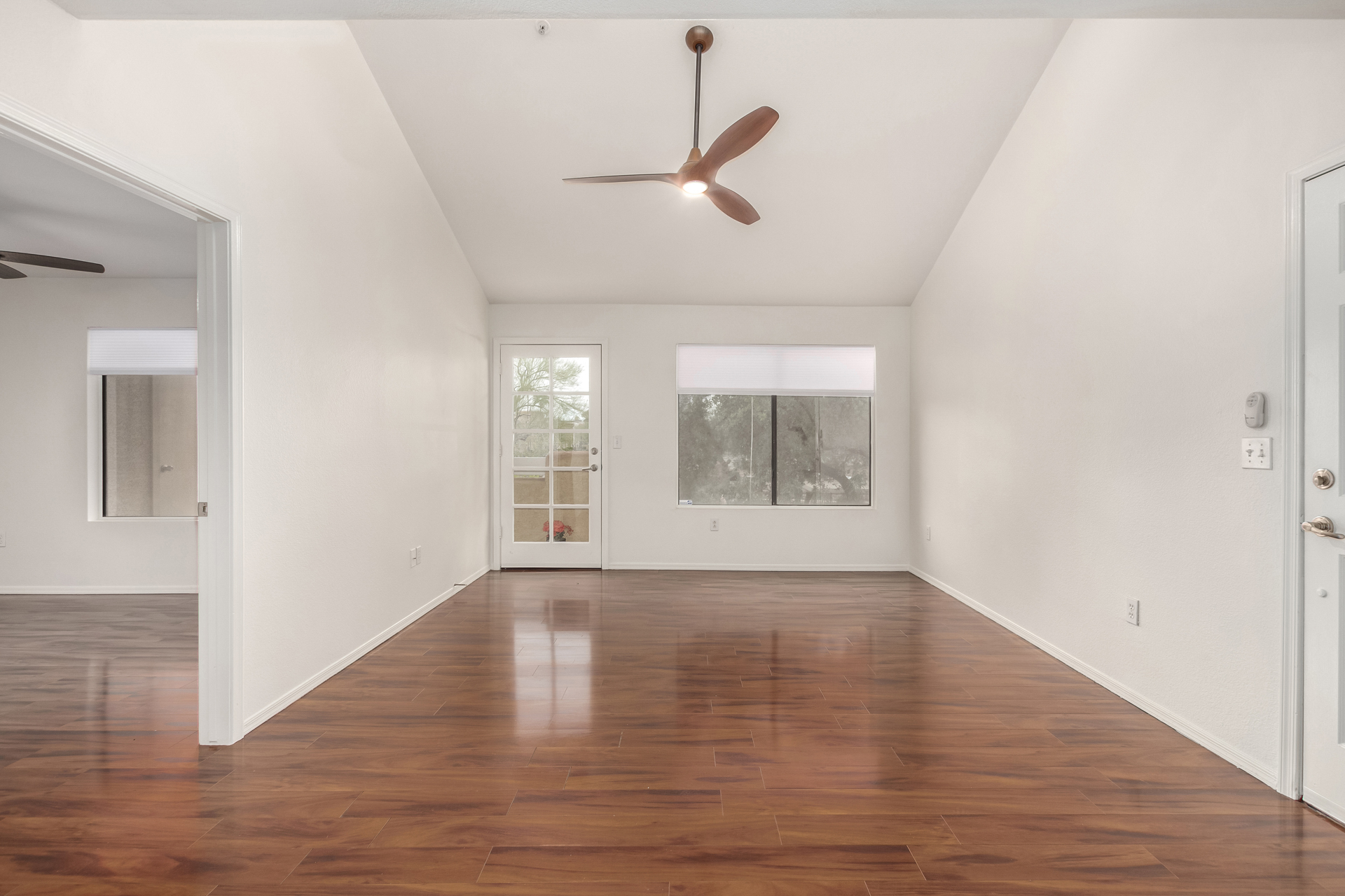 Living room w/vaulted ceilings - 9990 N Scottsdale Rd