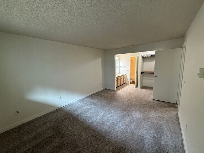 Building Photo - 2 Bedroom 2 Bathroom Plus Amenities!