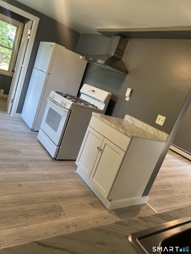 Building Photo - 90 Aetna St