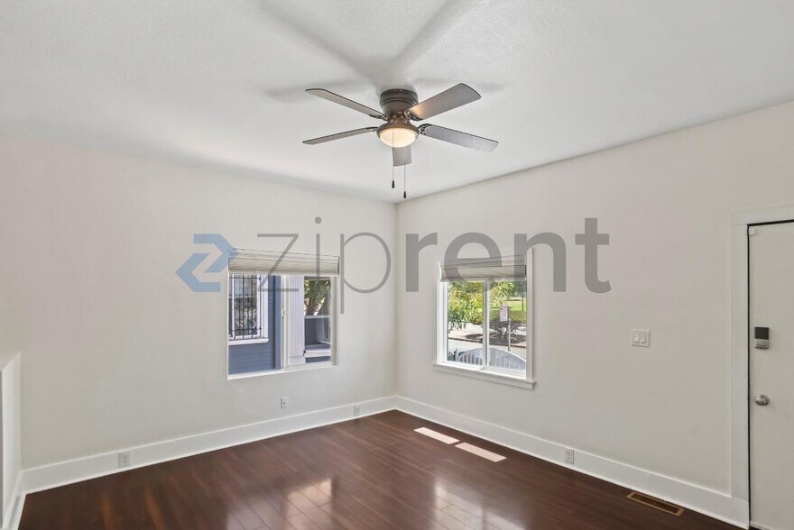 Building Photo - Unit 1104