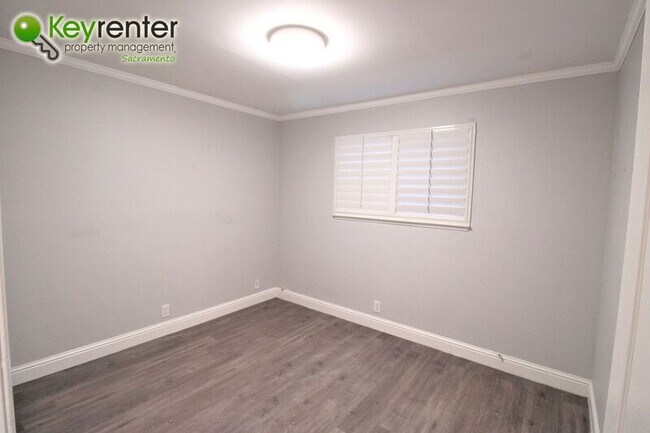 Building Photo - 8312 Camelback Ct