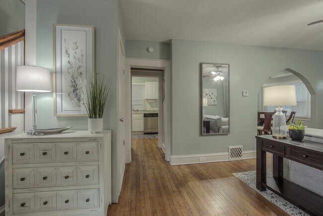 Building Photo - 1145 W 41st Terrace