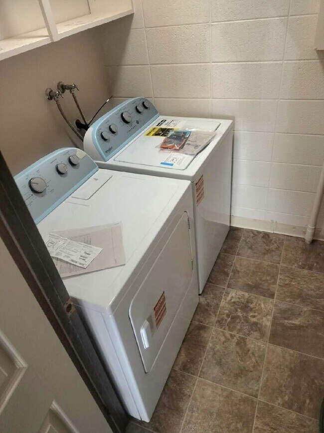Building Photo - 1 bedroom 1 bath apartment (photos similar)