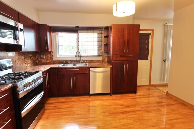 Building Photo - 7108 W Niles Ave