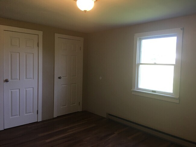 Building Photo - Cozy 3 bedroom 1.5 bath with 2 stall detached garage in country setting