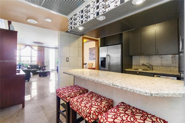 Building Photo - 100 Lincoln Rd