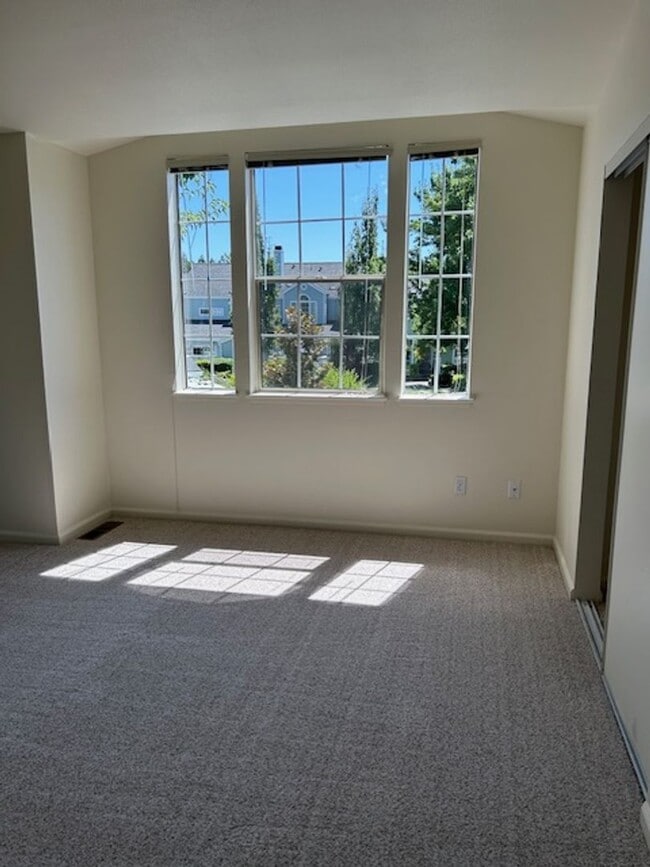 Building Photo - Beautiful 2 Bedroom Townhome Available Now!