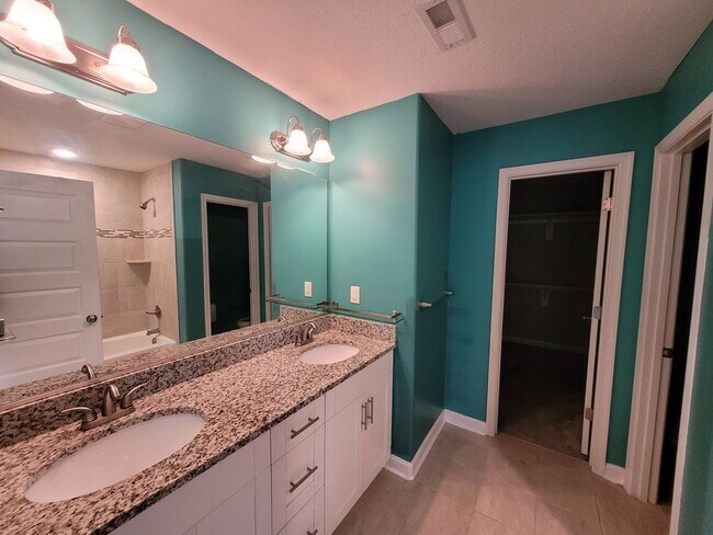 Building Photo - Beautiful 4 Bedroom, 2.5 Bath Home