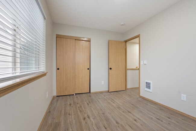 Building Photo - Spacious 2-Bedroom/1.5 bathroom in SE Portland