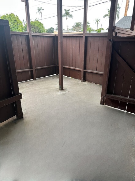 enclosed patio - 1522 N Sycamore St