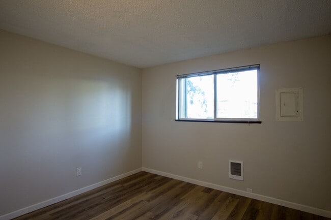 Building Photo - Ground Floor 2 Bdr Close to the Heart of Multnomah Village!