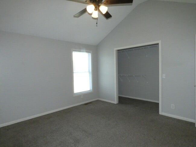 Building Photo - Town Home in North Kansas City!