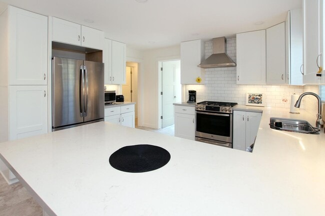 Building Photo - Charming Jewel Box Home Just Minutes from ...