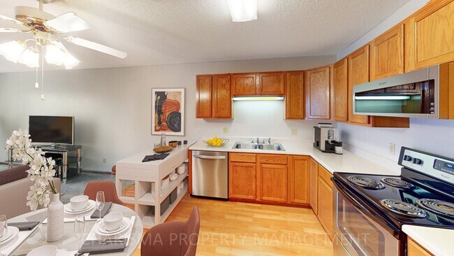 Building Photo - 3 BEDROOM, 2 BATH WALK IN TOWNHOME, ATTACH...