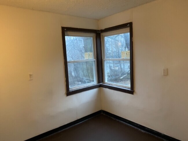 Building Photo - 1532 Woodland Ave NW