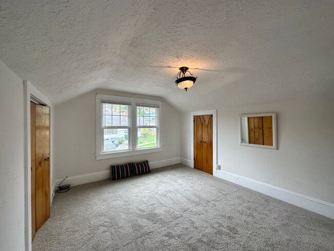 Building Photo - AVAILABLE NOW - 2 Bed 1.5 Bath Craftsman Home with Attached Garage & Office Space