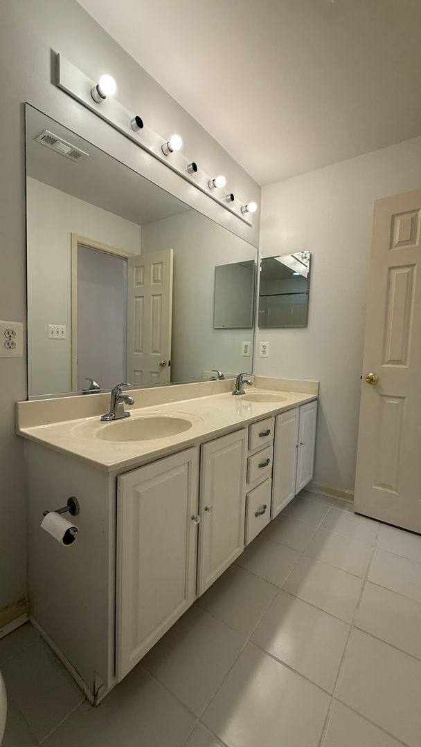 Building Photo - Spacious Colonial in Austin Ridge