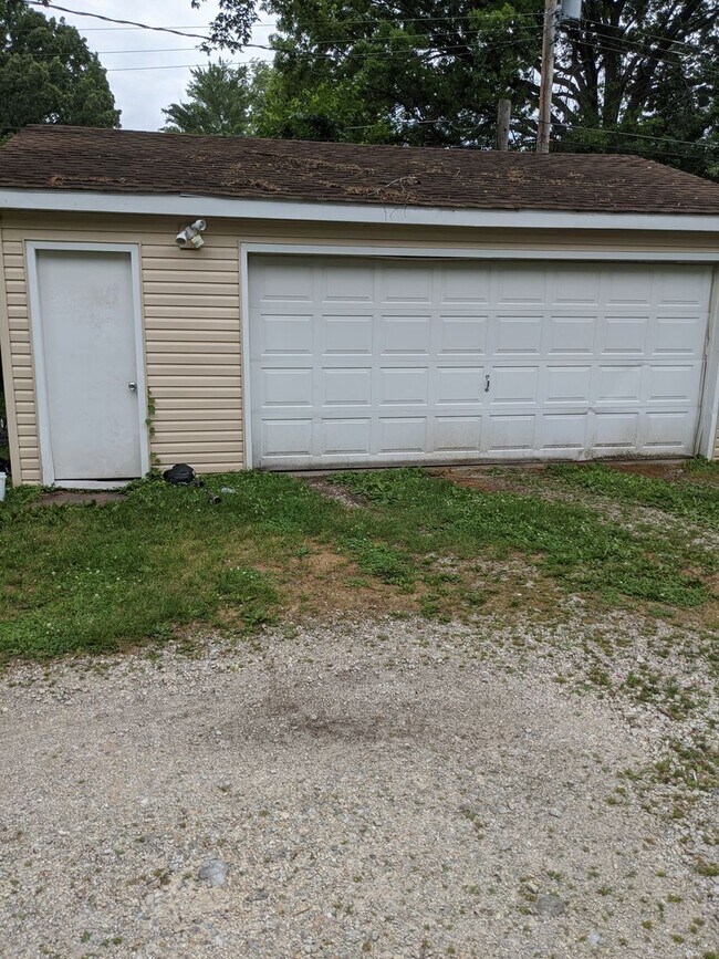 Building Photo - 1807 Lynwood Dr