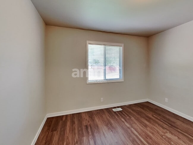 Building Photo - 257 S Delphinium Ave
