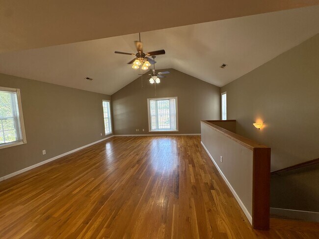 Building Photo - Beautiful 2 Bedroom Home with Spacious Bonus Room!