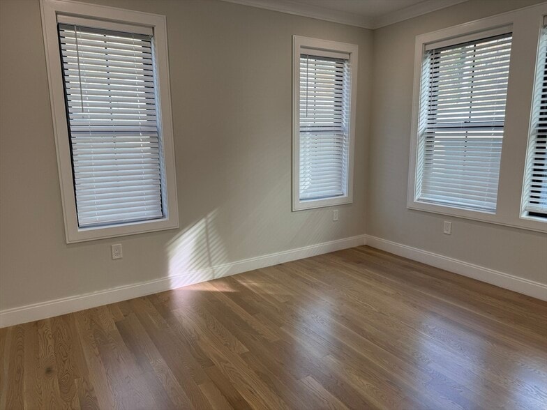 Building Photo - 281 Lamartine St