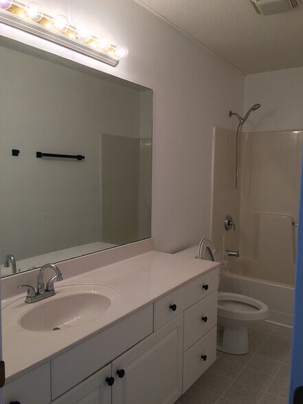 Upstairs bathroom - 701 Swadley Rd