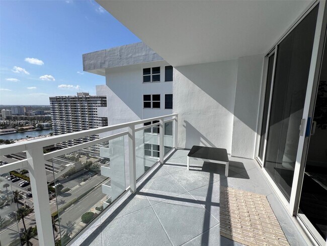 Building Photo - 2030 S Ocean Dr
