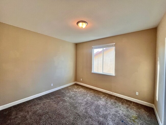 Building Photo - Beautiful 5 bed 3 1/2 bath with SOLAR! Great location!