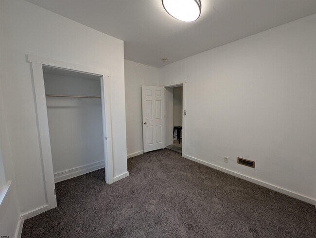 Building Photo - 207 Oriental Ave