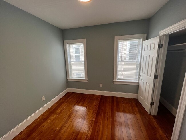 Building Photo - Renovated 4 bed 2 baths in Somerville.... Don't miss out!