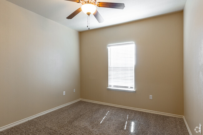 2BR, 2BA - 969SF - Main Bedroom - Stonebridge at Ironton