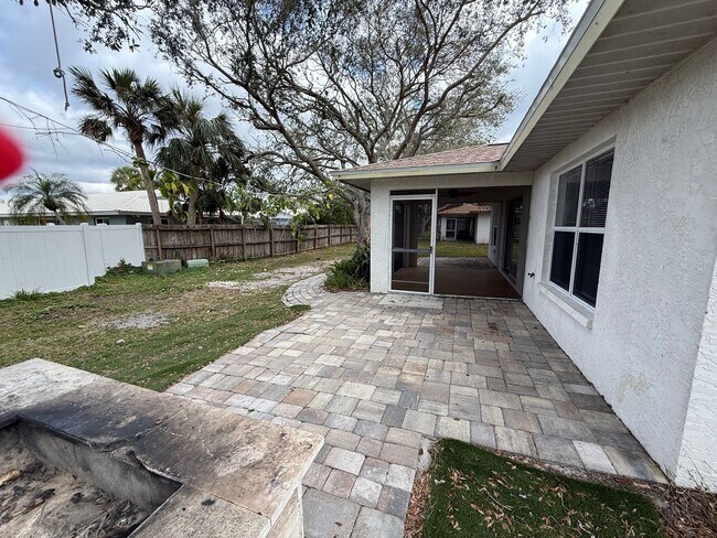 Building Photo - Centrally located 3/2 with 2 car garage. Pet friendly. Lawncare included.