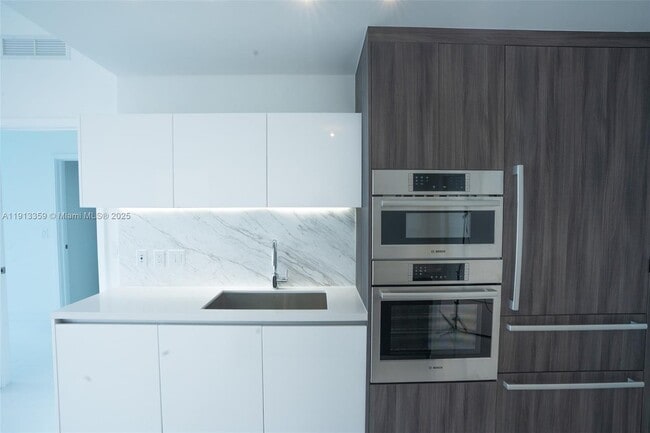 Building Photo - 851 NE 1st Ave