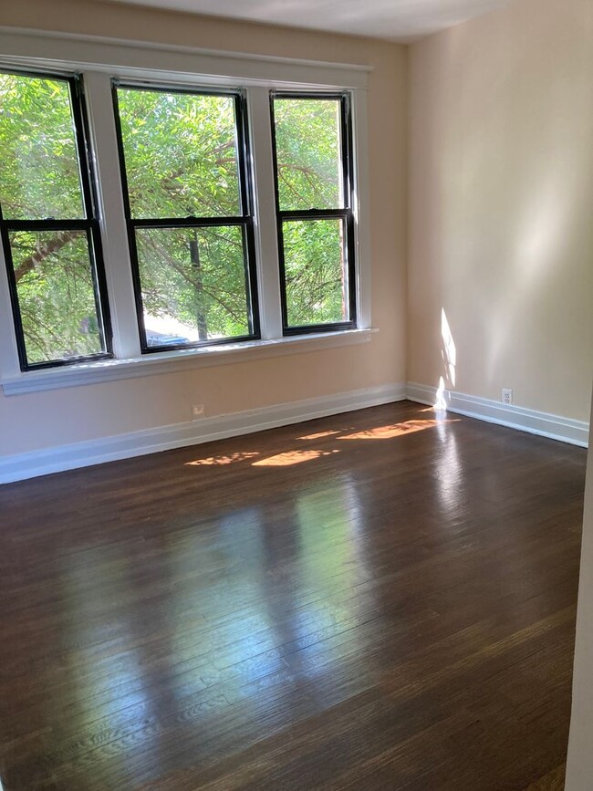 Building Photo - Bowmanville Top Floor Two Bed/One Bath ~ P...