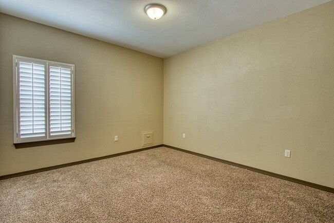 Building Photo - FOR SALE OR FOR RENT 12053 SILVER CROWN RO...