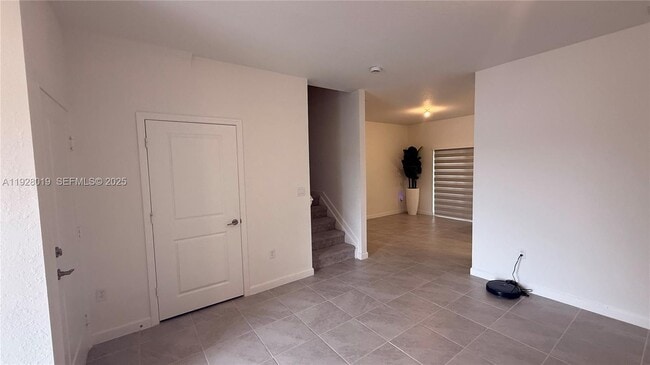 Building Photo - 2833 SE 25th Ave