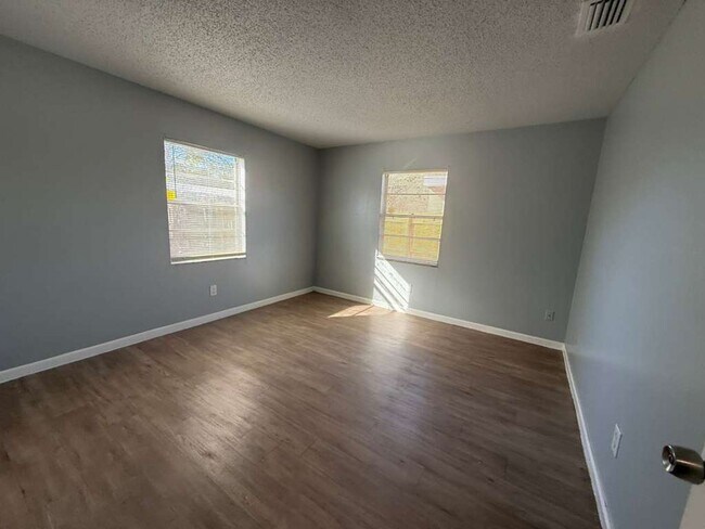 Building Photo - Cute, Coxy & Upgraded 2/1 Duplex!!