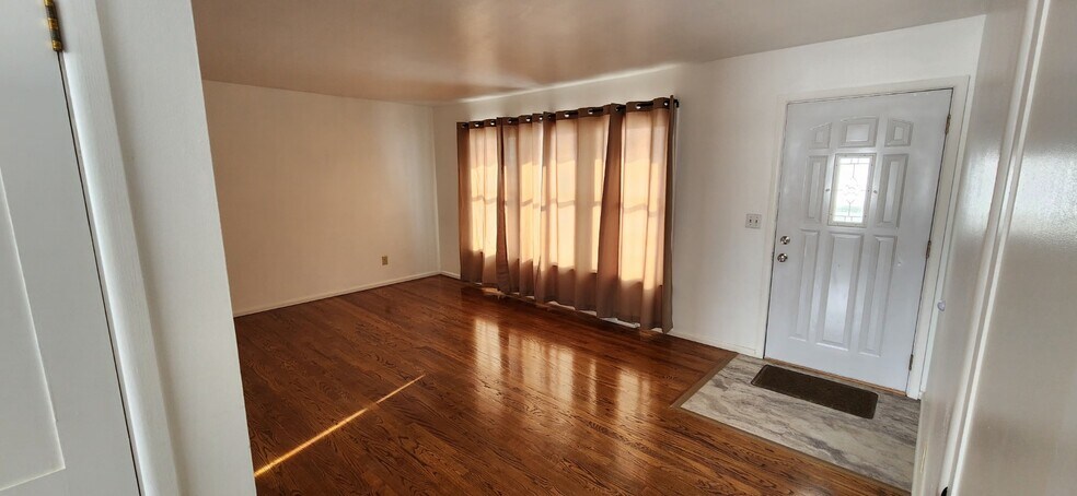 Building Photo - 2407 Roxbury Rd