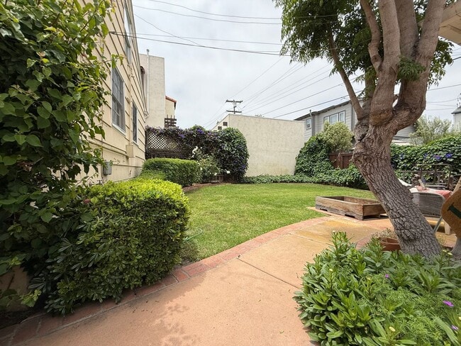Building Photo - Adorable Loma Portal Bungalow with Fenced ...