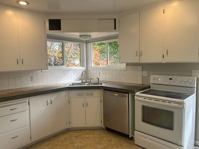 Building Photo - Charming 2 bedroom/1 bath Walking distance...