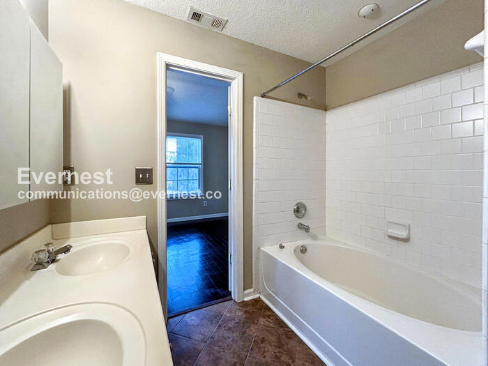 Building Photo - 2521 Heyoak Ct