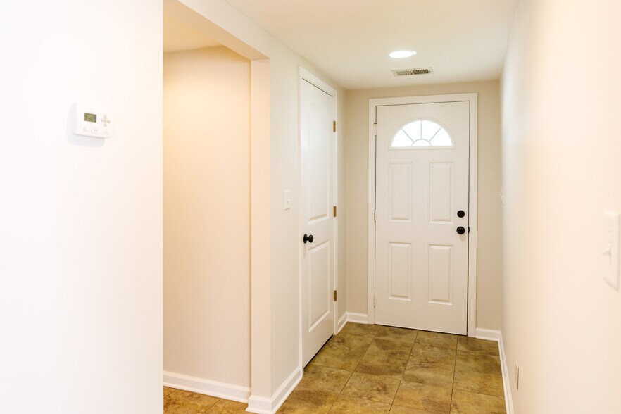 Building Photo - 116 America St