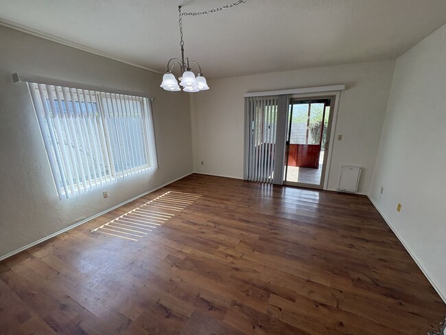 Building Photo - Eastside townhome, convenient location