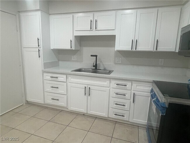 Building Photo - 1961 Sycamore Ave