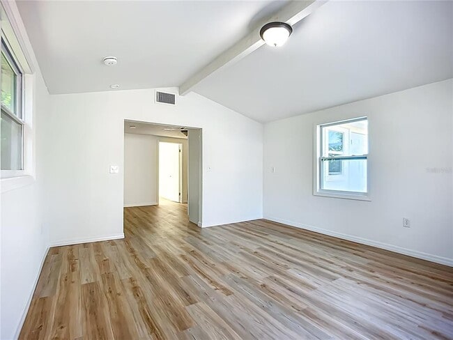 Building Photo - 317 Jessica St S