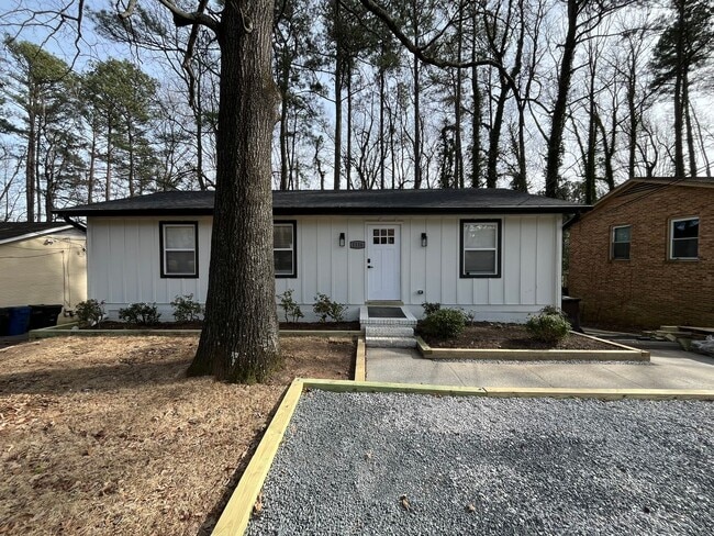 Building Photo - Modern 2BD*, 2BA with 3rd Bonus Room Near Downtown Durham with Assigned Off-Street Parking and Ba...