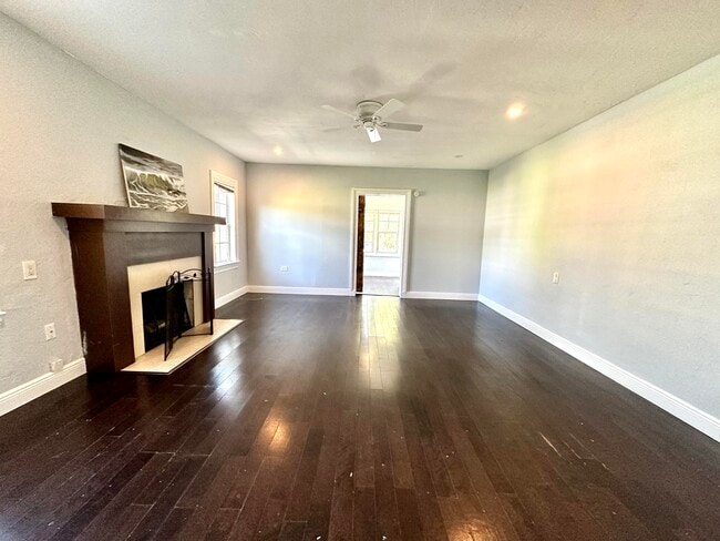 Building Photo - 101 C St