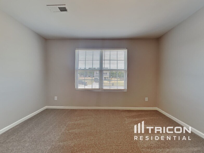 Building Photo - 142 Ridgemoore Ct